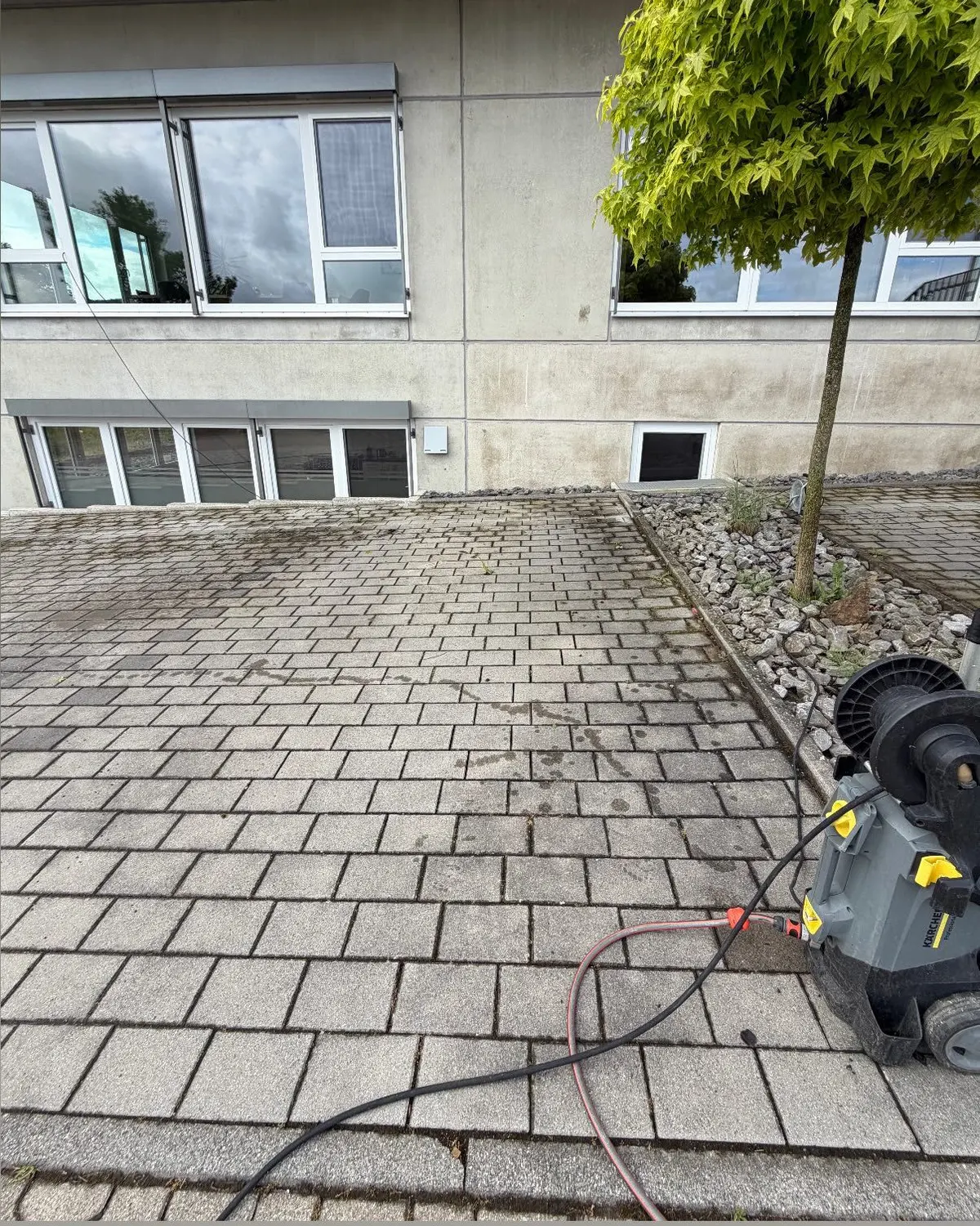 Pflasterfläche am Gebäude vorher
