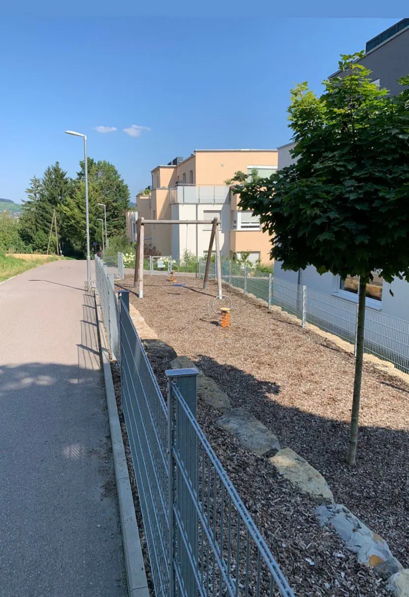 Gehweg und Grünstreifen nachher